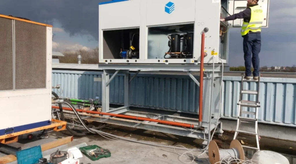 Installatiewerk op een dak bij een zakelijk project